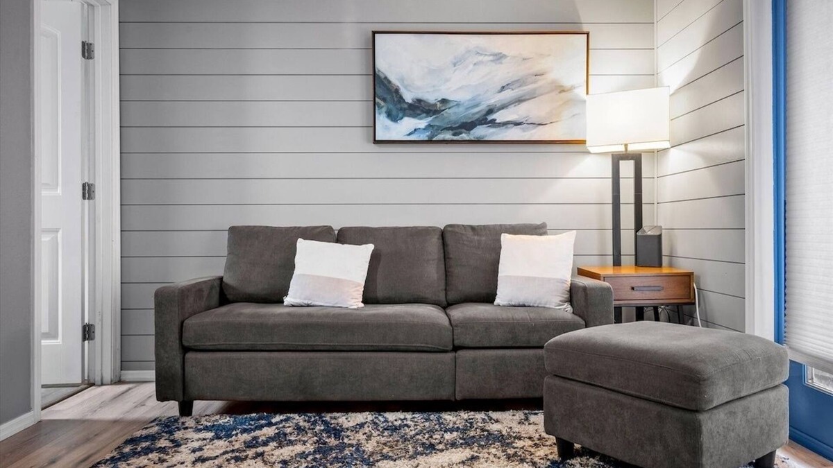 Roosevelt Condo | 10 Chelsea Place On The Park, In Heart Of Downtown