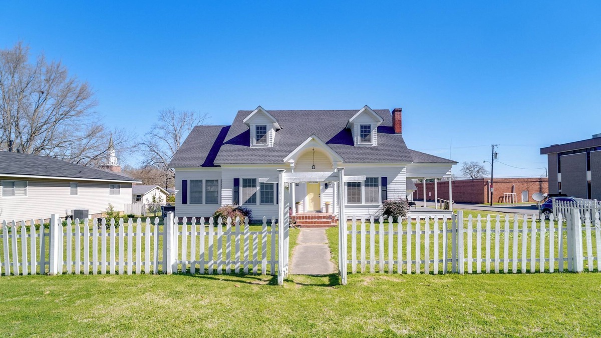 Vivian Cottage | 10 Mi to Caddo Lake: Charming Cottage in Vivian!