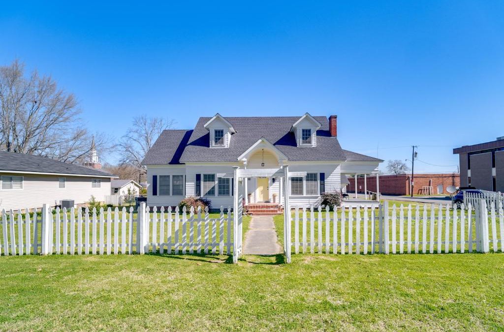 Vivian House | 10 Mi to Caddo Lake Charming Cottage in Vivian!