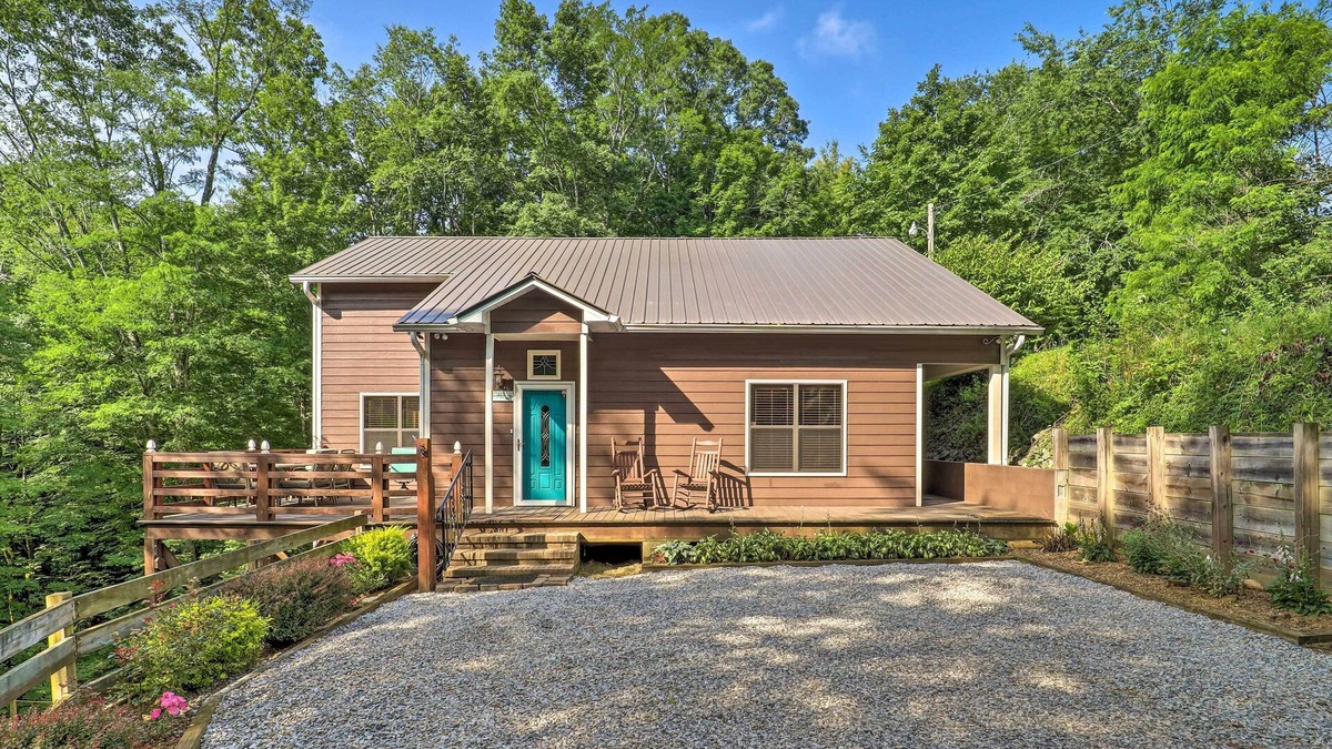 Newland Cabin | 10 Mi to Grandfather Mountain: 'Wolfe Creek Cabin'