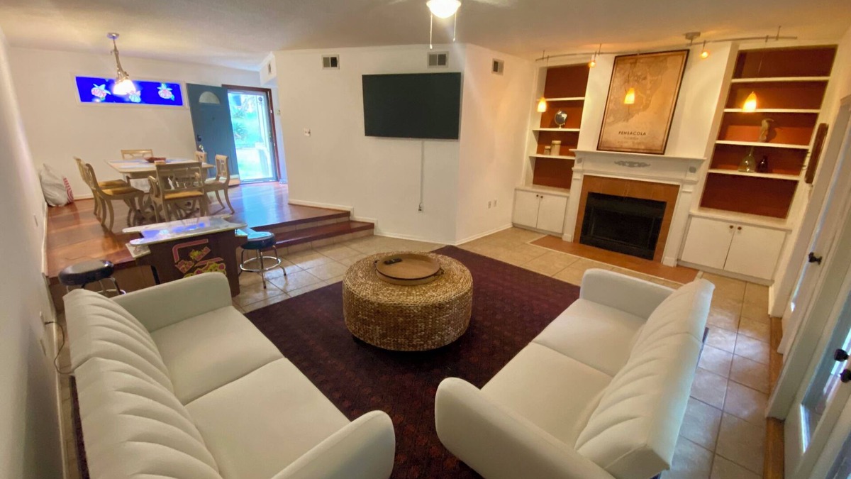 Florida Panhandle House | 10 miles to beachn5 mi to downtownnCreek and deck in backyardnWasher Dryer