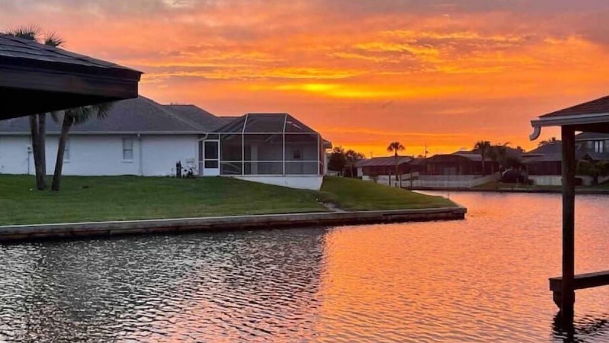 Palm Harbor House | 10 min from beach access, sleeps 10 private dock