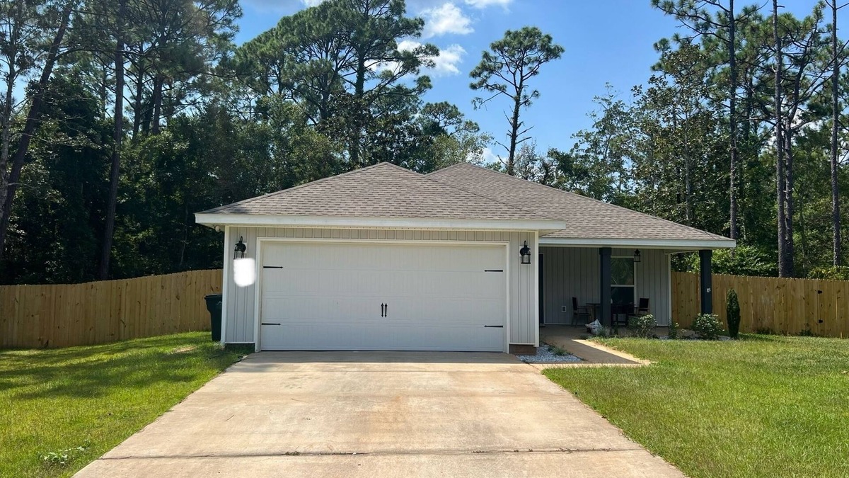 Pensacola House | 10 min from NAS & 15 min to beach - Home with fenced in backyard