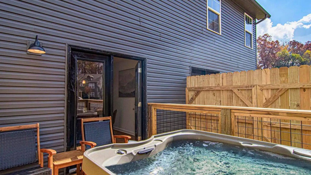 Sevierville House | 10 Min to Dollywood, 2 BD, Bunks, Hot Tub, Pac-Man