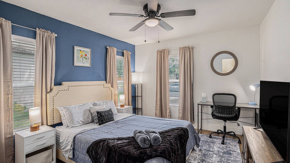 Edison House | 10 min to Downtown! Hideaway w/Mini Arcade, Fully Loaded Kitchen, 300 Mbps WiFi