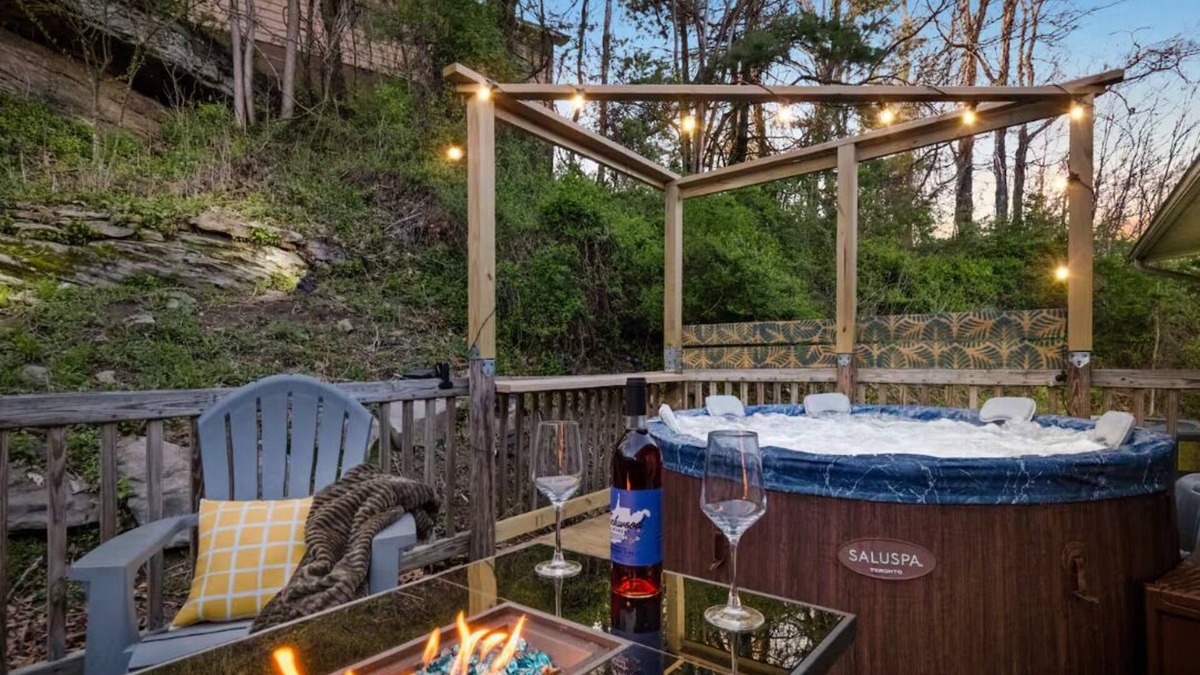 Summerlee House | 10 min to NRG Park with Private Deck, Movie Nights & Fire Pit