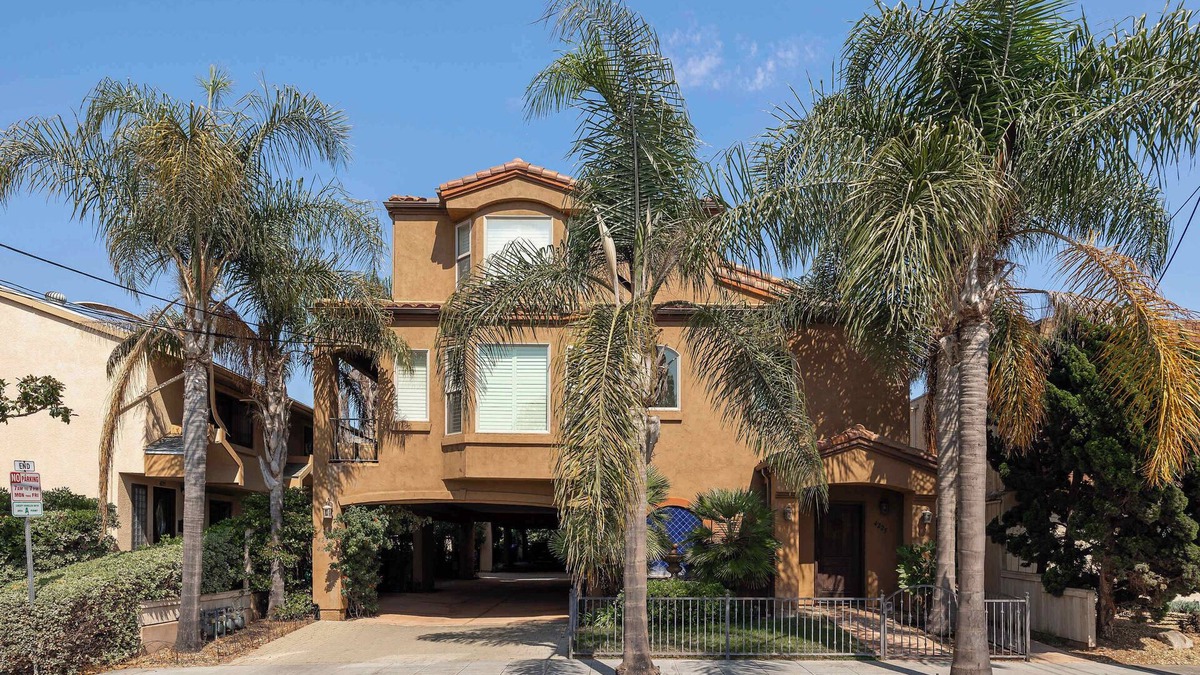 Hillcrest House | 10 Min to the Zoo and Beach! | Tropical Townhome