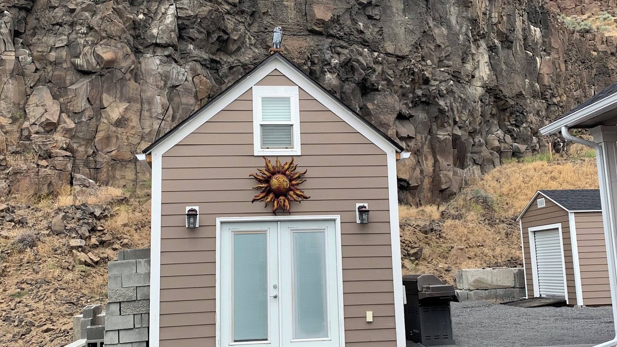 Sunland Estates Apartment | 10 mins from the Gorge Amphitheater, nestled in on the beautiful Columbia River