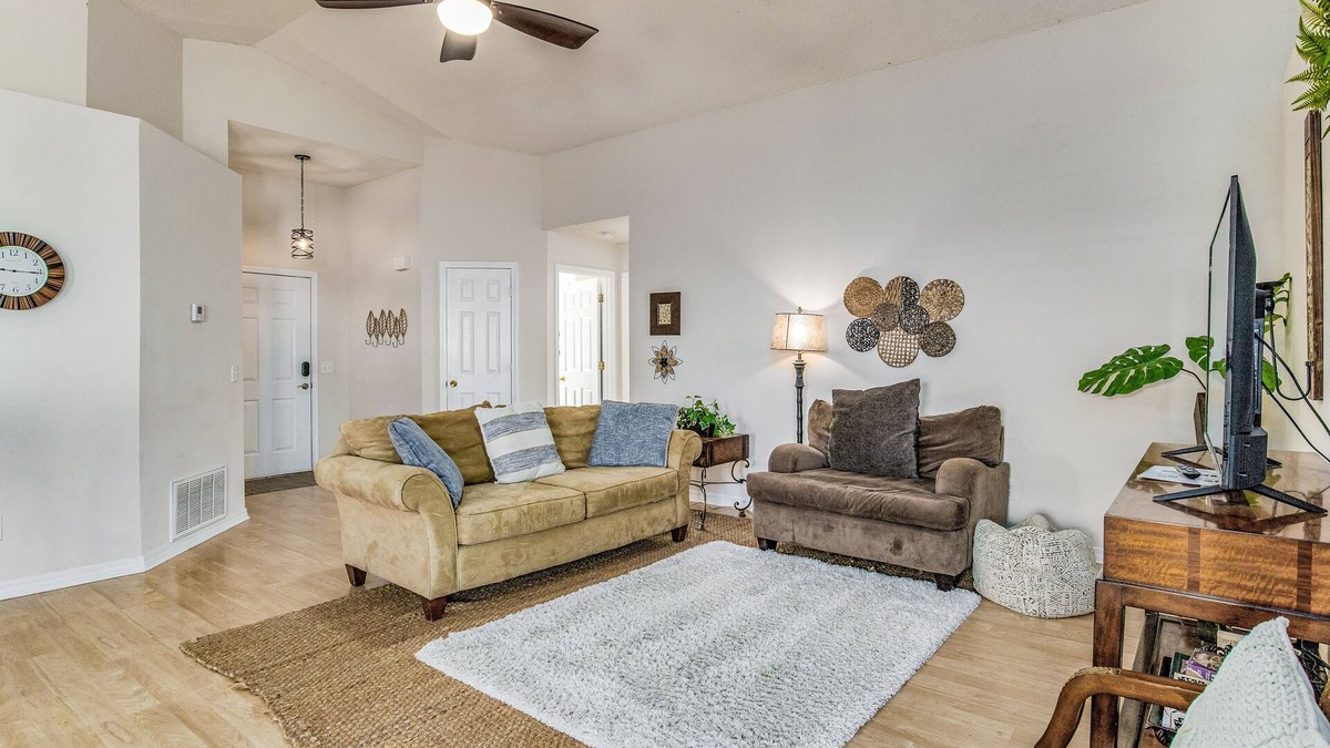 Northwest Pensacola House | 10 mins to Five Flags Speedway, Fenced Backyard