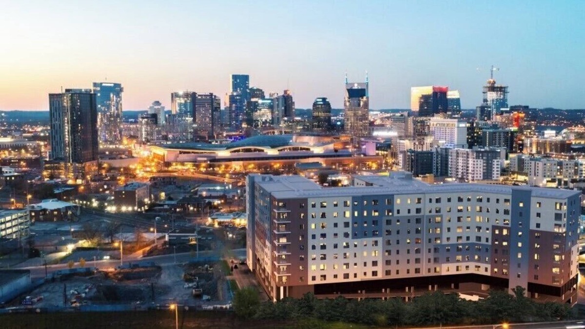 Eighth Avenue Apartment | 10 Minute or less away from Broadway, The Ryman, and the Country Music Hall of Fame| Stylish 1 bedroom |Infinity pool | Game room | Music Studio | Fire Pit.