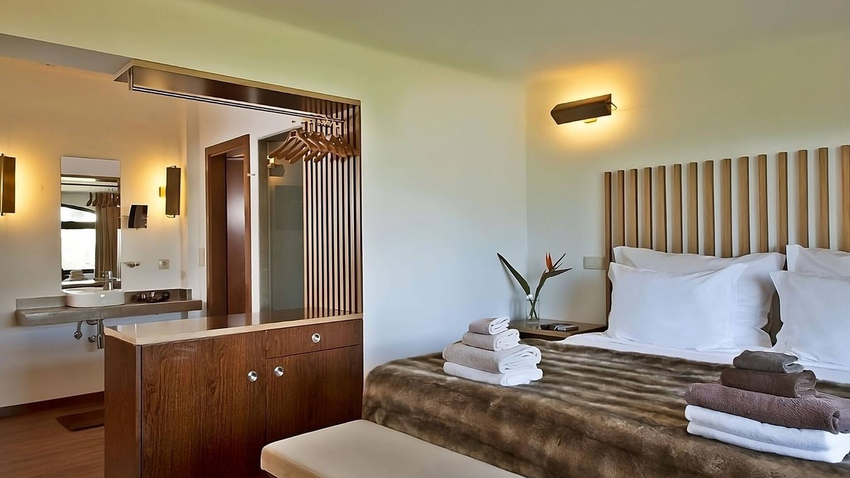 Albufeira Hotel | 10-Minute Walk from São Rafael Beach! Free Parking, Outdoor Swimming Pools!
