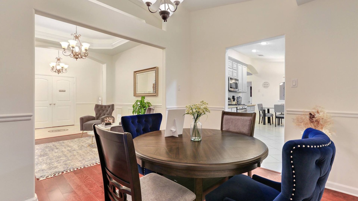 Little Woods House | 10 minutes from Downtown! Cozy Family Home with Pool