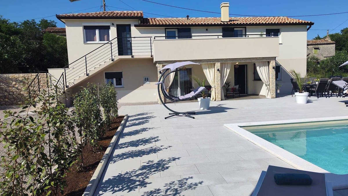 Vinez Apartment | 10 minutes from the sea, a newly renovated appartment for 6 personn
