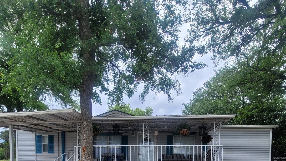 Azle House | 10 Minutes from Weatherford Lake, Wineries and Wedding Venue's