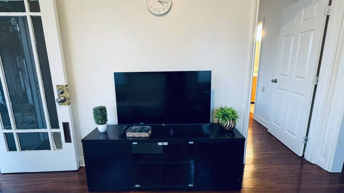 Central San Pedro Apartment | 10 minutes to beach from 756A 9th St, All Inclusive Coastal Town of San Pedro CA