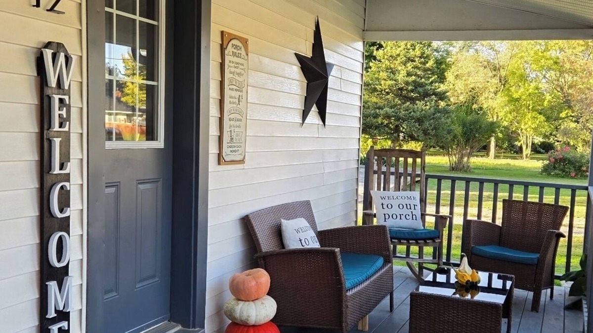 Forest Cottage | 10 minutes to beaches. Family-sized farmhouse with game room and yoga studio.