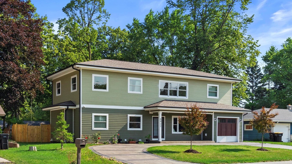 Brown Deer House | 10 minutes to downtown! Family-sized homes with rec room and bar.