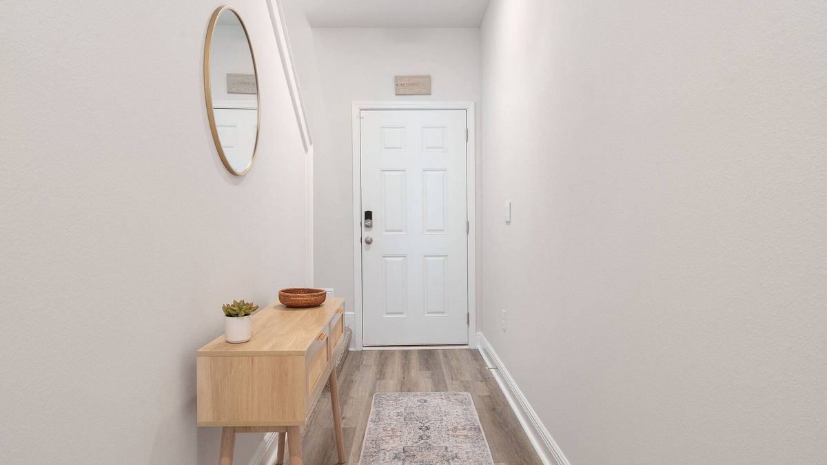 Gulf Breeze House | 10 Minutes to the beach! Close to all the fun!