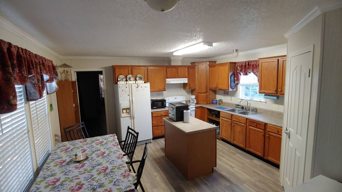 Cedar Lane House | 10 minutes to the beach! Cozy mobile home in the quiet country!