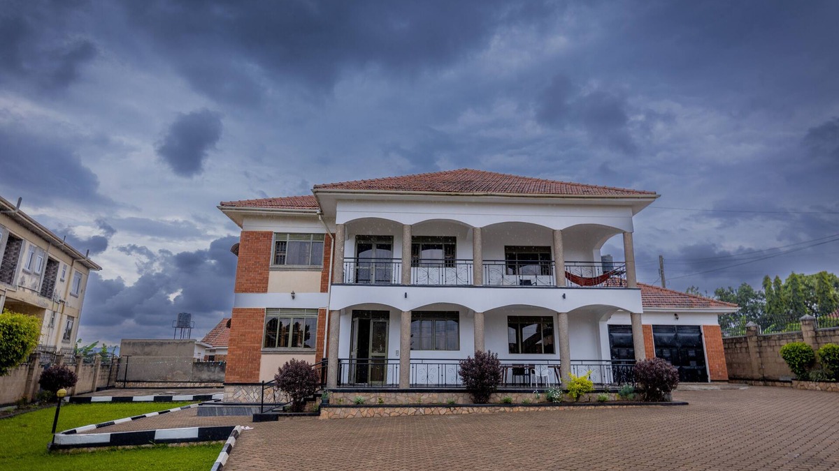 Kampala House | 10 minutes walk to Lake Victoria. Enjoy activities like fishing and boat rides.