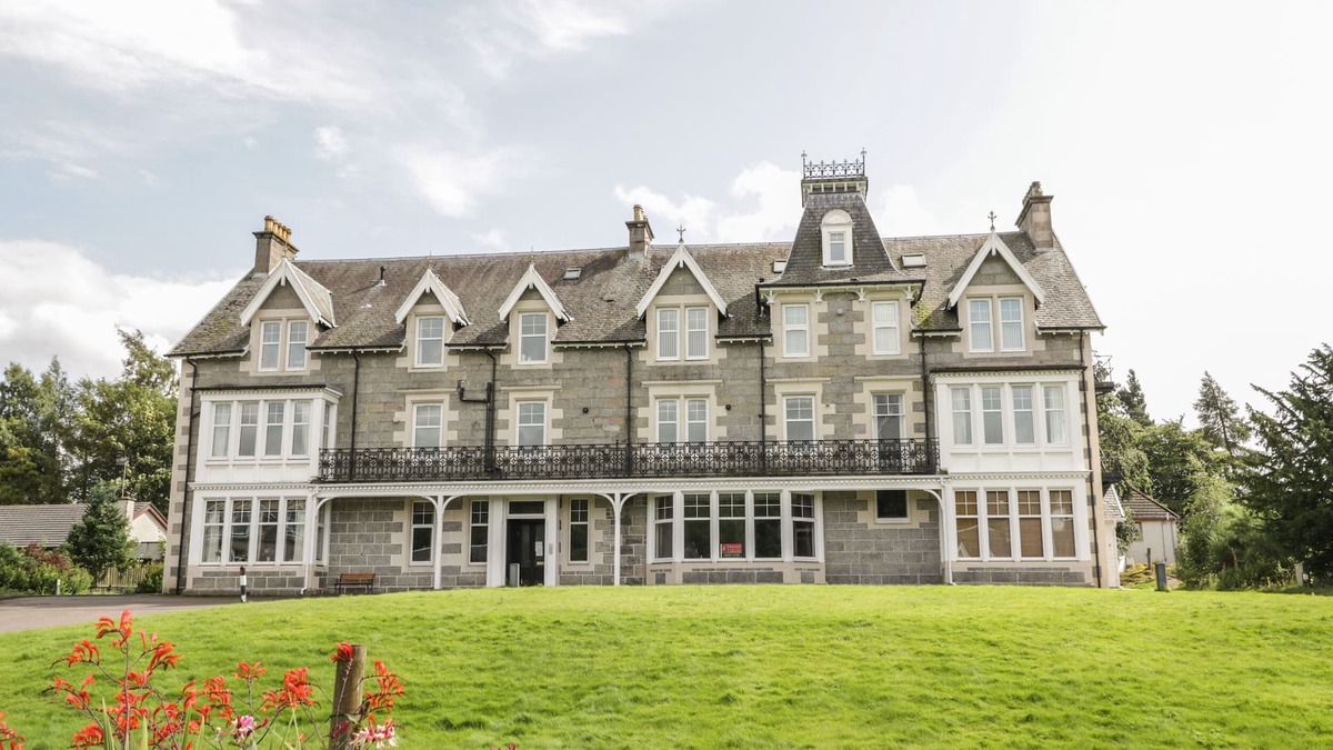 Newtonmore Apartment | 10 MONARCH COUNTRY APARTMENTS, with a garden in Newtonmore