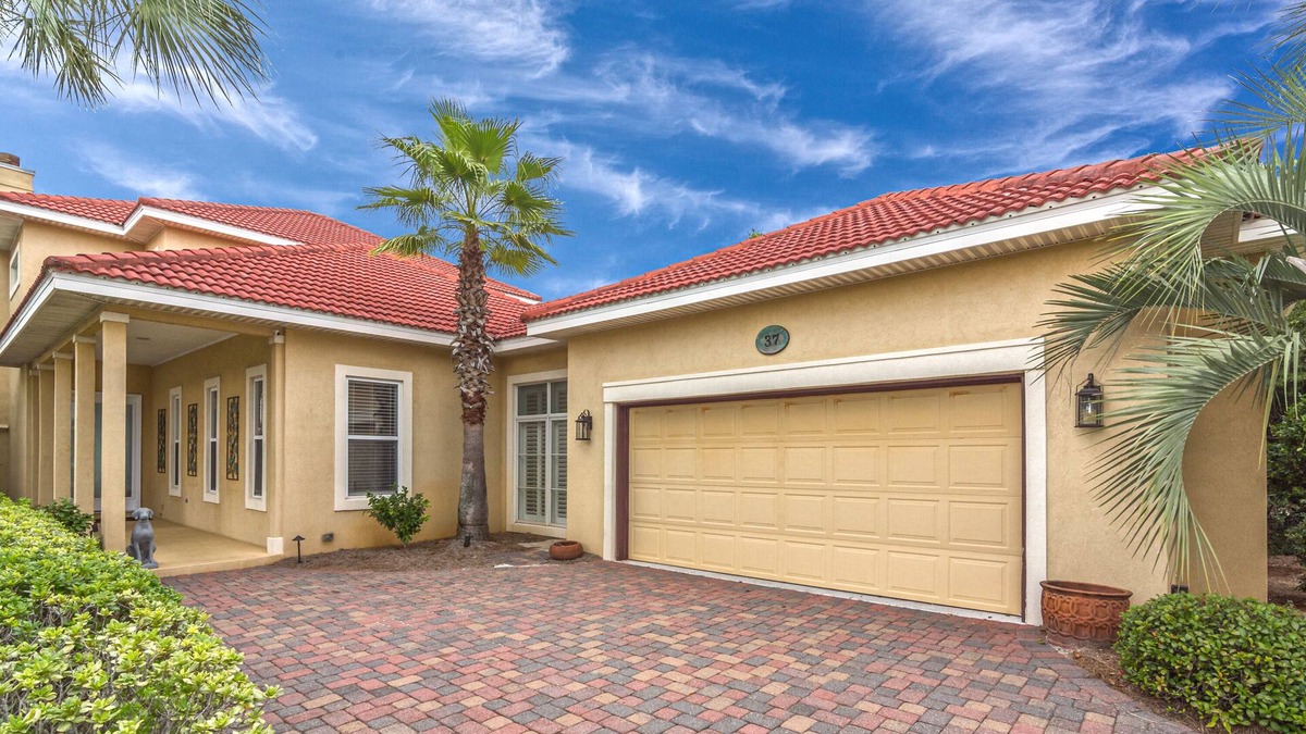 Emerald Waters Village House | 10% off July 22-29 with Beach service for 2 included!