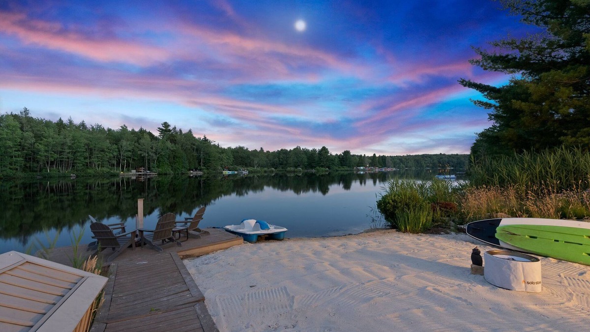 Pocono Pines Ski Chalet | 10% off - NEW! 🌲Beautiful Lakefront Chalet | Private Beach & Kayaks 🛶
