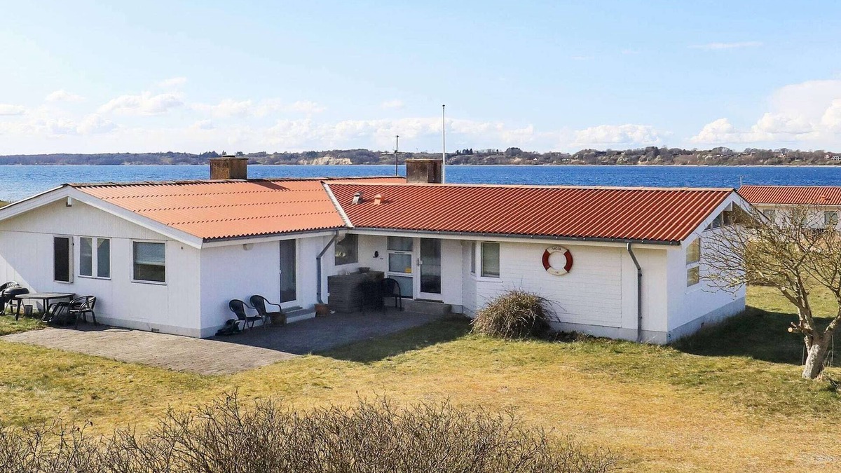 Hvalpsund House | 10 person holiday home in Farsø-By Traum