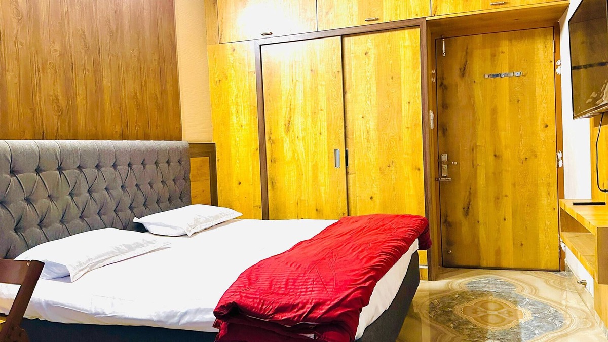 Jaipur District House | 10-room Guest House in charming Jaipur with fitness room, AC, WiFi, TV