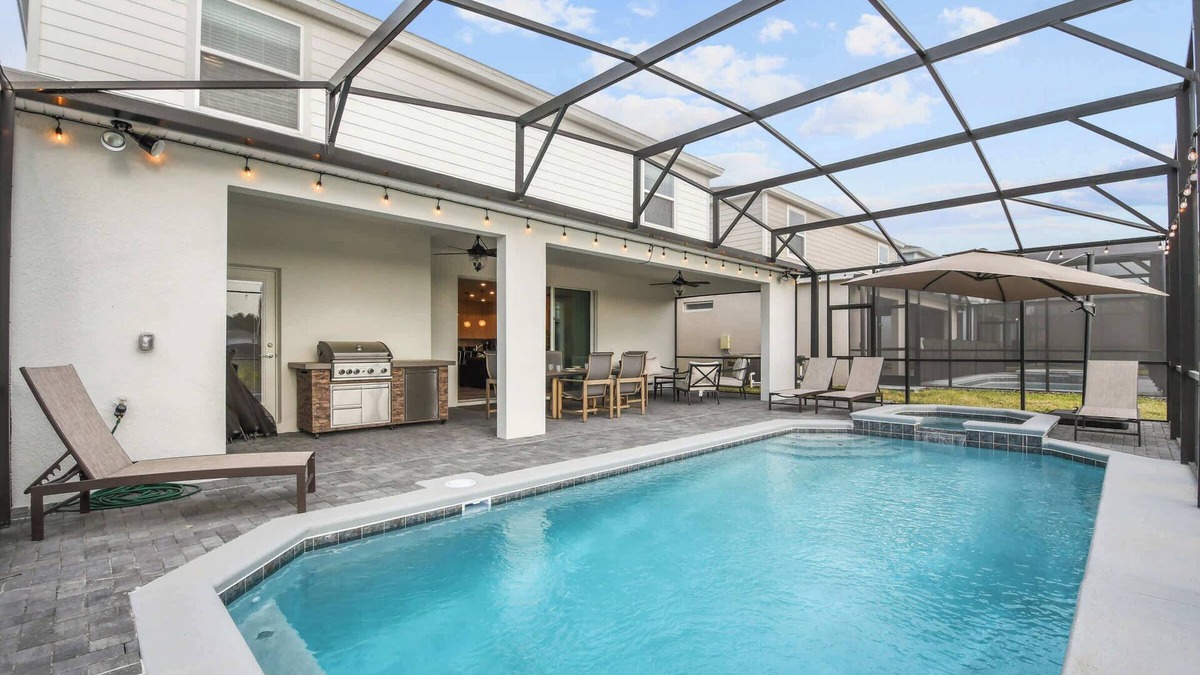 Davenport Villa | 10 Room Villa & Hot Tub | Windsor Waterpark
