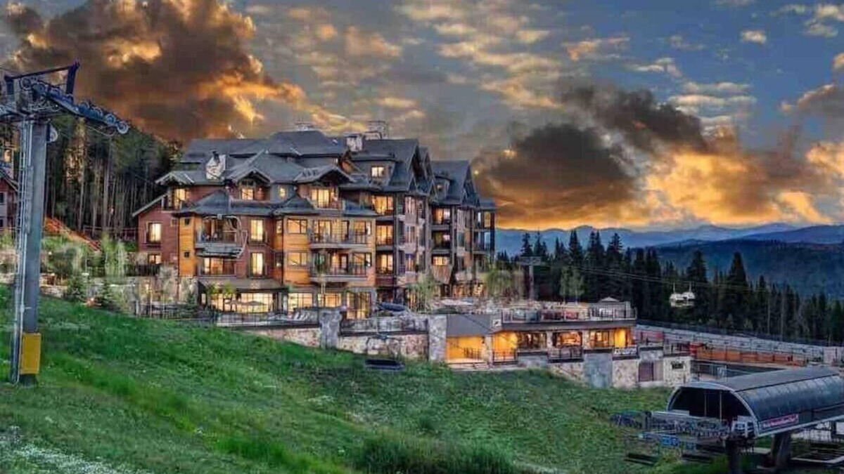Breckenridge Resort | 100 feet to the Colorado Super Chair on Peak 8. 2/11-13