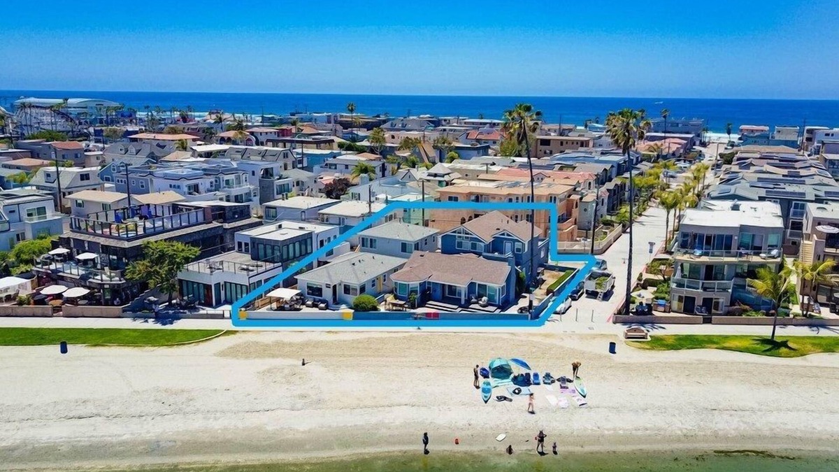 Mission Beach Villa | 100' of Water Front * 3 Houses * 7 Parking * AC