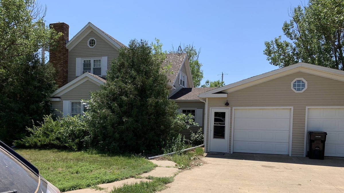 Newell House | 100 year old farmhouse in small town