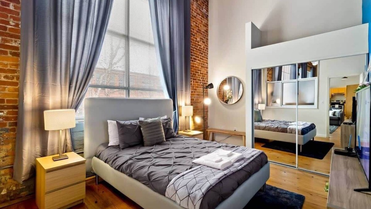 Downtown Apartment | 100 Year-Old Historic Brick 2BR Loft High Ceiling4