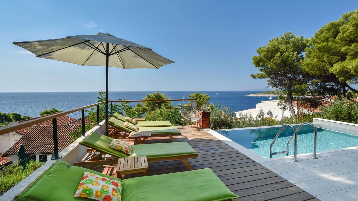 Krizni rat House | 100m away from the beach, infinity pool, quiet location, Hvar old town 1,5km