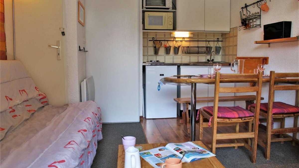 Risoul Apartment | 100m from resort center, 2nd floor, balcony, tv, ski locker, 20m², Risoul