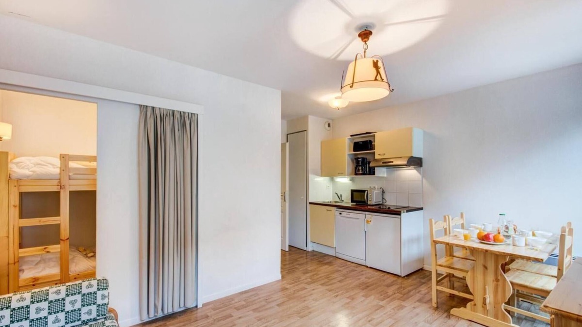 Bagneres-de-Luchon Apartment | 100m from ski lifts, tv, ski locker, 56m², Luchon-Superbagnères