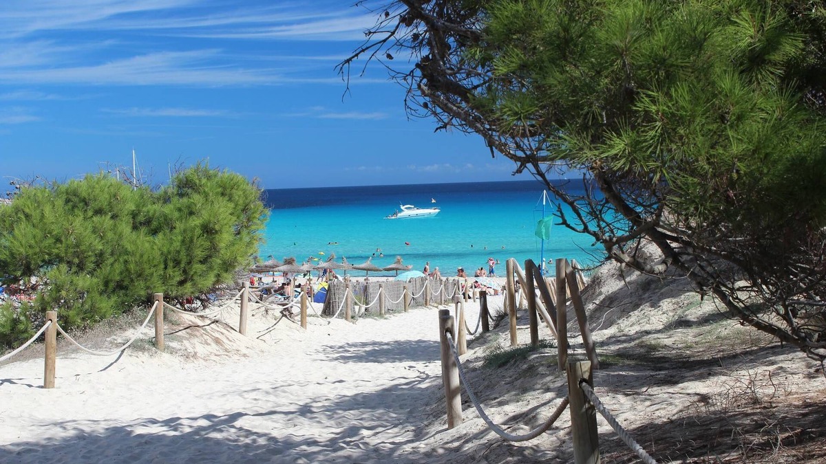 Cala Bona Apartment | 100m to the sea, pool, 2 bedrooms, 2 bathrooms, great views, 19sqm terrace, air conditioning, WLAN