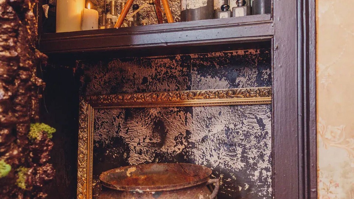 York House | 101 House At The End. Witchcraft & Wizardry House