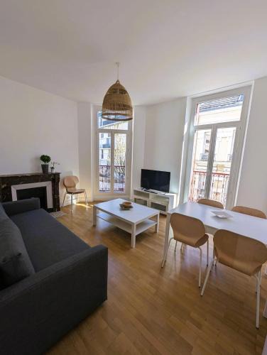 Quartier Chorier-Berriat Apartment | 102 - Appart rénové avec grand salon et 1 chambre - Tram et Clinique Mutualiste à 1 min
