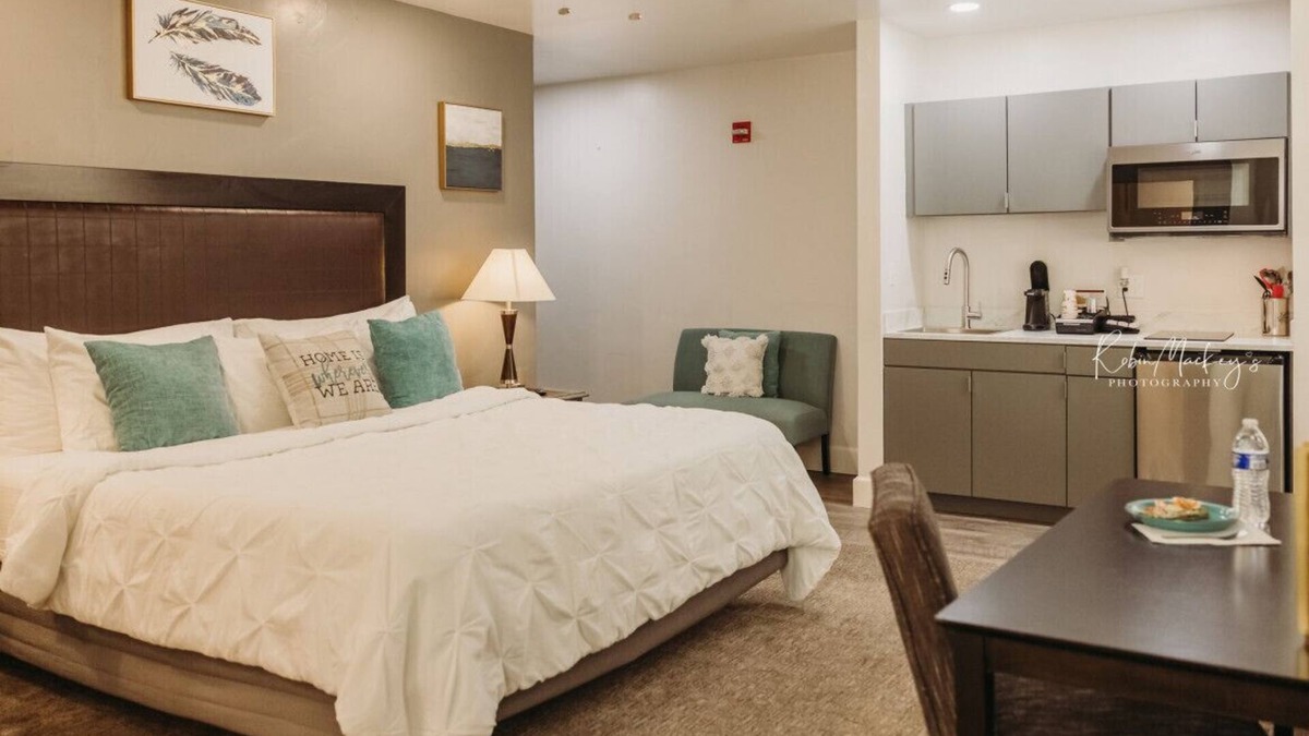 Bartlesville Apartment | 104 · Cozy Corner #104 - King Bed Hotel Phillips