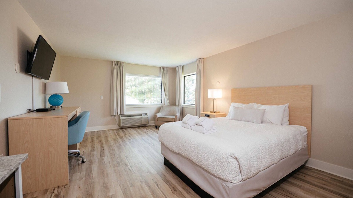 Traverse City Apartment | #104 - Kasa Gold Coast Inn Traverse City
