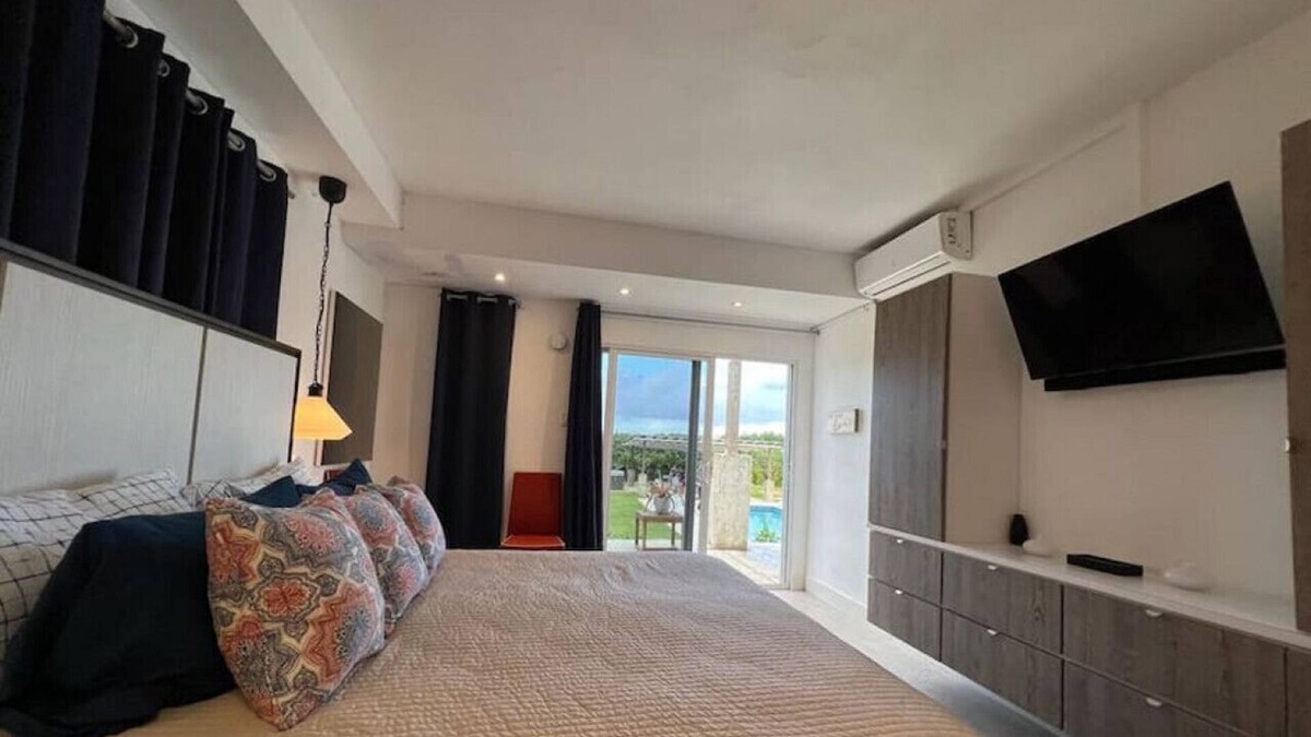 Jarealito House | 104 Queen Pool View Suite at The Grand Villa