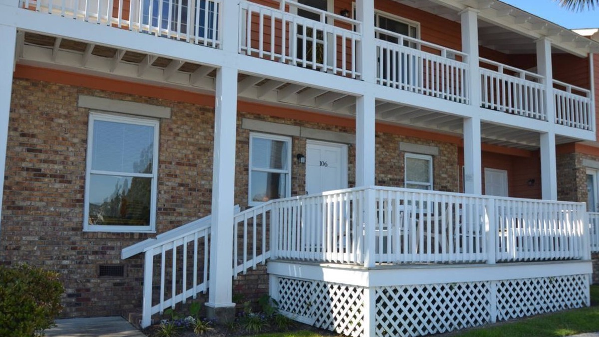 Isle of Palms Condo | #106 Beach Breeze 2Bd 2Bath 1st Floor Full Kitchen