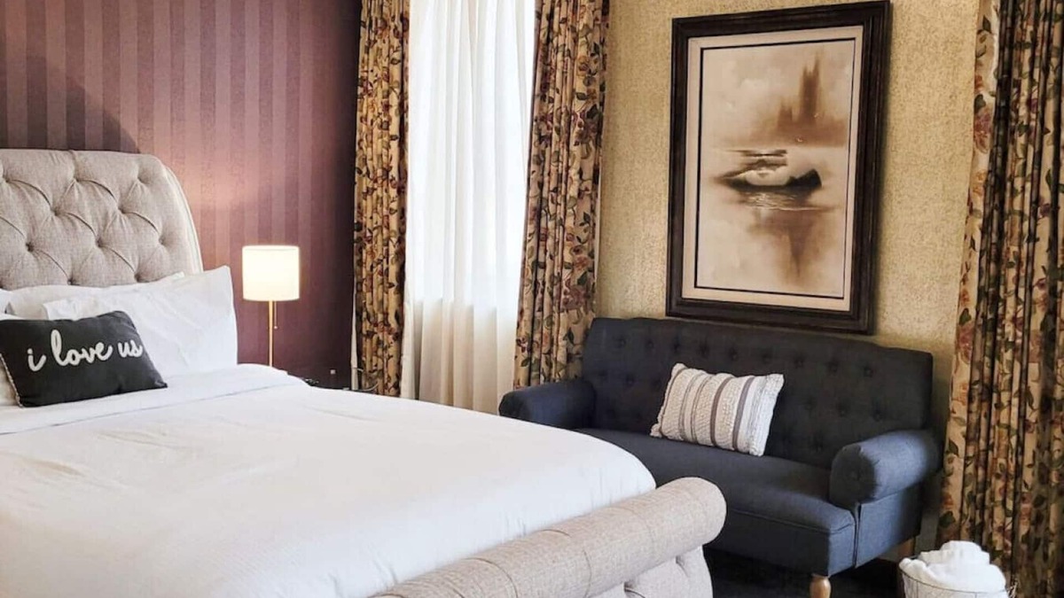 Bartlesville Apartment | 107 · Downtown Retro Room #107 - Hotel Phillips