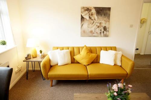 Ashford House | 10BH Dreams Unlimited- Budget Heathrow Long stay Apartment with FREE PARKING