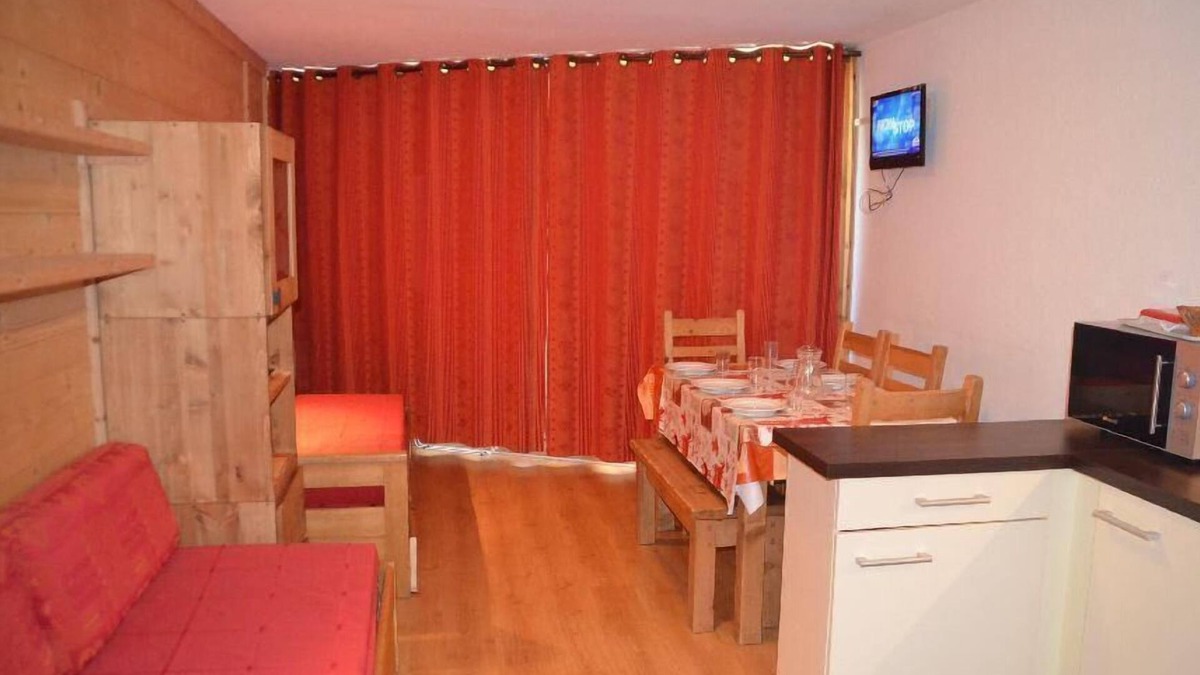 Les Menuires Apartment | 10m from ski slopes, 6th floor, balcony, tv, ski locker, 36m², Les Menuires