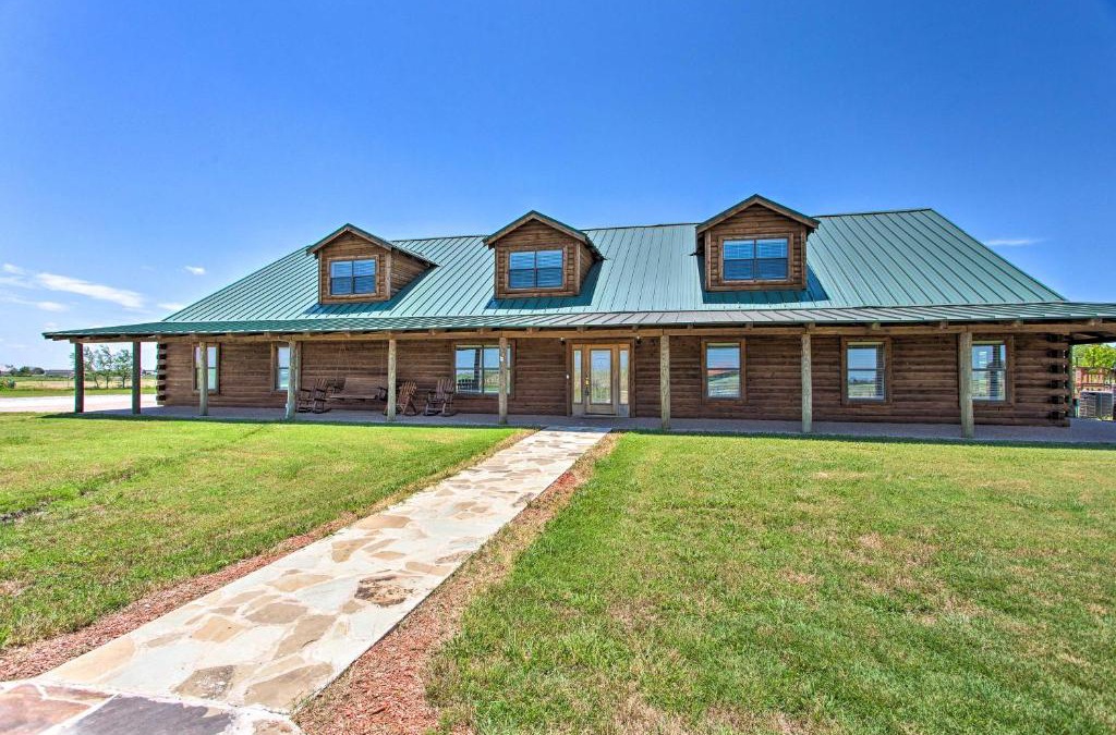 Rosston House | 11-Acre Krum Cabin with Jungle Gym and Sand Volleyball