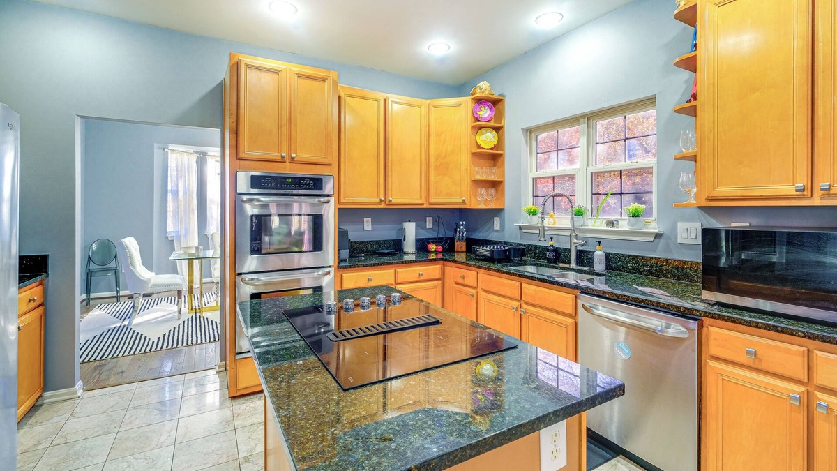 Fort Washington House | 11 Mi to DC: Modern Home w/Deck & Grill!