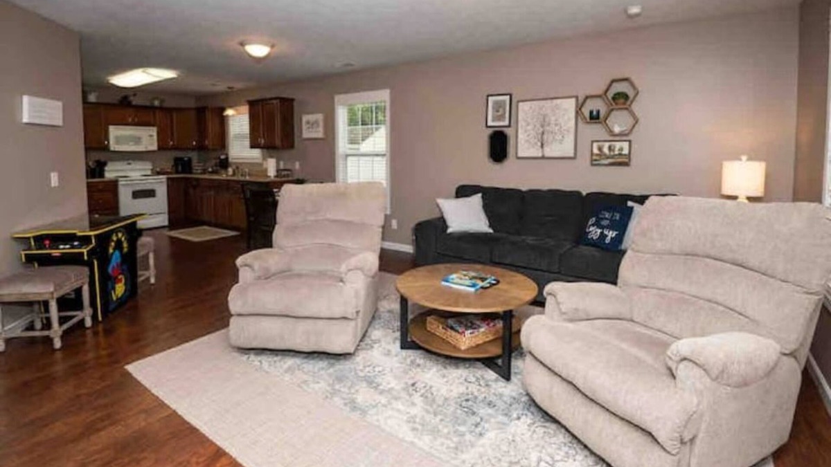 Niles House | 11 Miles to Notre Dame. Tailgate Gear Included with Game Weekend Booking!